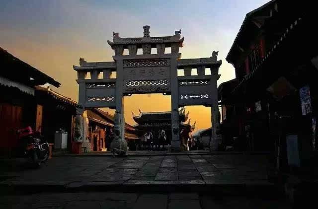 他成为皇帝后送给乡亲18缸咸菜，乡亲扔了17缸后打开一看顿时傻眼